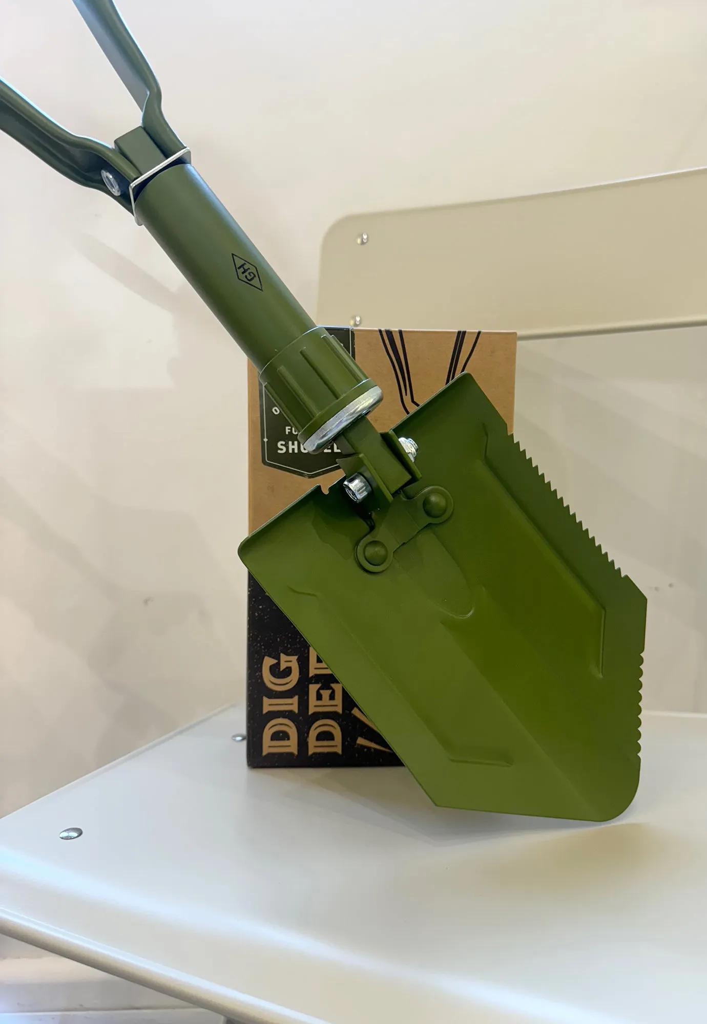 gentlemen's hardware - folding shovel